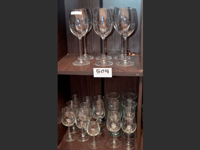 LOT ON 2 SHELVES: DRINKING GLASSES, WINE & SHERRY