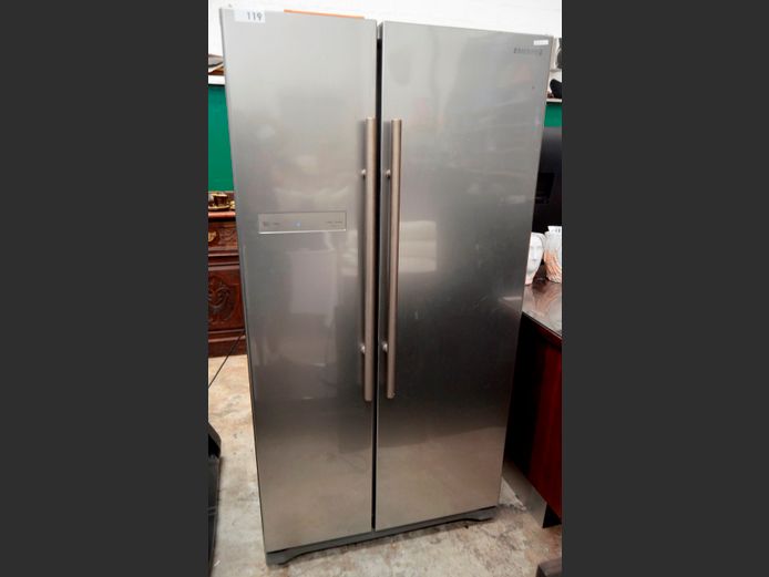 SAMSUNG METALLIC FINISH SIDE-BY-SIDE FRIDGE FREEZER [Getting cold, untested further]