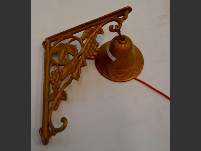 VINTAGE GOLD PAINTED CAST IRON WALL MOUNT DOOR BELL, 25 x 21cm