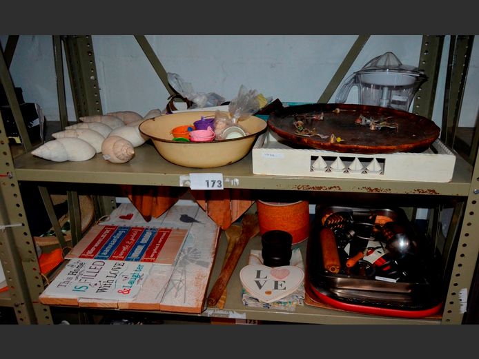 LOT ON 2 SHELVES: WOODEN WALL ART, STAINLESS STEEL OVEN TRAY, SHELLS, CREAM WOODEN TRAY, etc