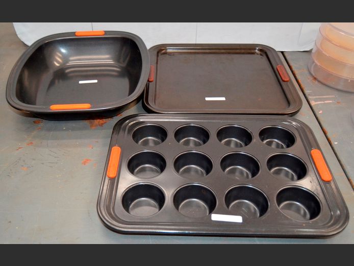 LE CREUSET: ROASTING DISH, OVEN TRAYS & MUFFIN PAN