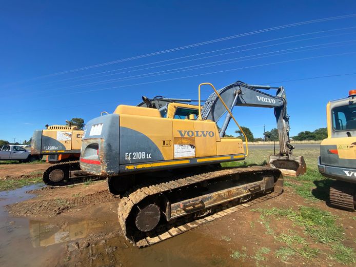 VOLVO EXCAVATOR 210B LC