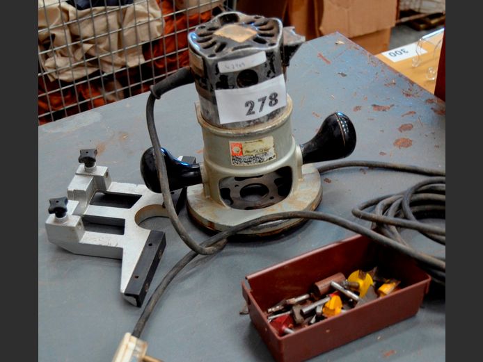 BLACK & DECKER ROUTER WITH BITS  [Switches on, Untested further]