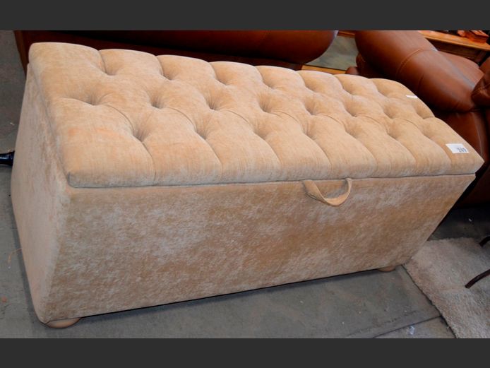 BEIGE UPHOLSTERED BUTTON TOP BED END / BLANKET BOX, 122 x 45 x 50cm