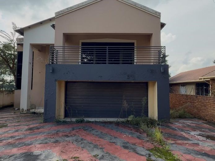 Fixer Upper Double Story Home In Rayton - ONSITE AUCTION