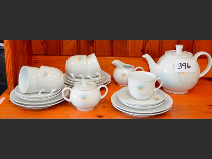 ARZBERG 22-PIECE TEA SET