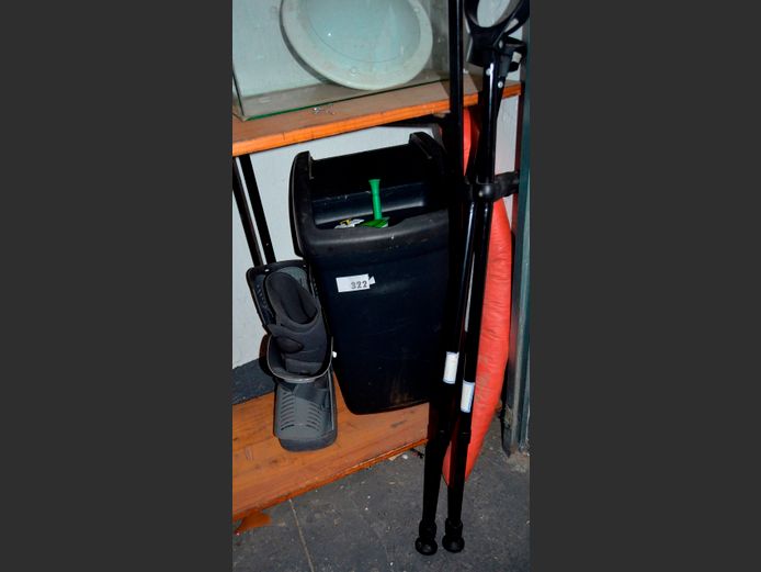 MOON BOOT, CRUTCHES, etc