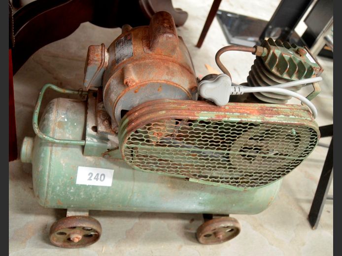 SWAN 24 LITRE AIR COMPRESSOR [Switches on, untested further, rusty]