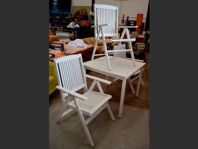 WHITE PAINTED PATIO TABLE WITH 3 CHAIRS, 90 x 90 x 77cm