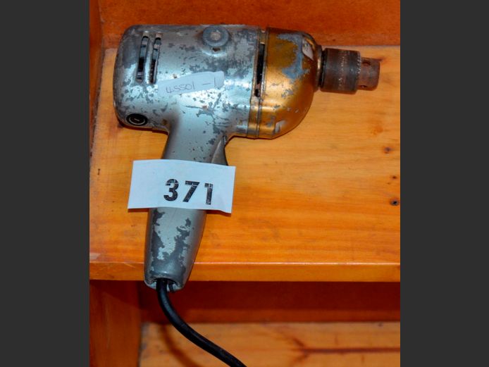 BLACK & DECKER DRILL [Switches on]