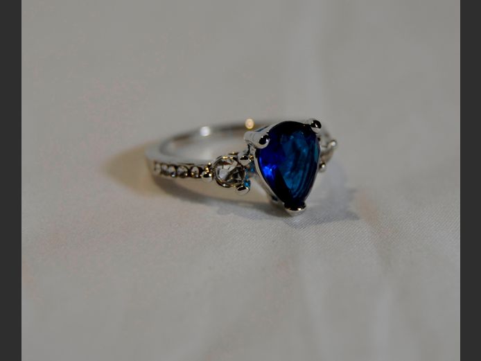 DRESS RING WITH BLUE SAPPHIRE