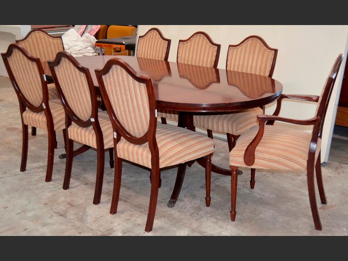 MAHOGANY OVAL EXTENSION DINING TABLE WITH 6 MATCHING CHAIRS & 2 CARVERS, 230 x 103 x 76cm