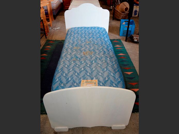 AIRFLEX MATTRESS ON METAL DIVAN