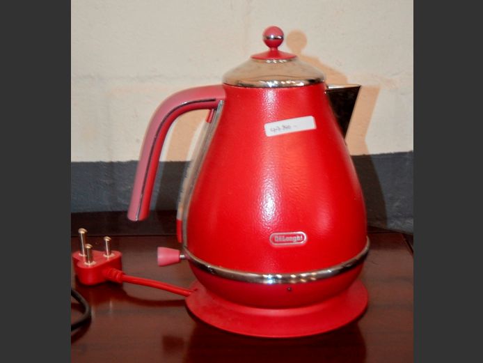 DELONGHI CORDLESS KETTLE [Switches on, untested further]