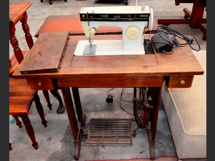 SINGER ELECTRIC SEWING MACHINE, 87 x 42 x 74cm [Switches on, oak top needs TLC]