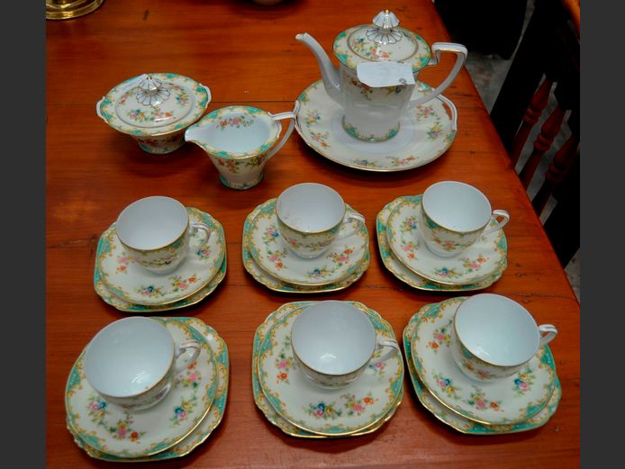 NORITAKE 24-PIECE TEA SET