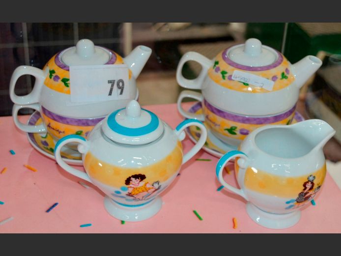 SHARON DOLD "DOMESTIC DIVAS" MILK JUG & SUGAR BOWL & 2 x ANNIQUE TEA FOR ONE