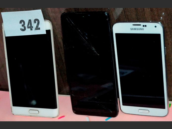 LOT: 3 x SAMSUNG SMART PHONES [Damaged, untested, no chargers]