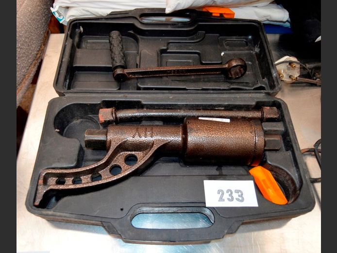 SOCKET WRENCH IN CASE