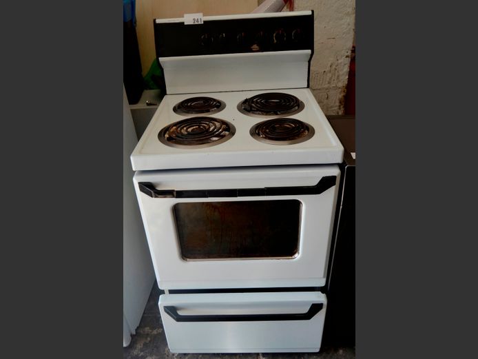 DEFY 620-S 4 PLATE STOVE WITH WARMING DRAWER [Untested] [#: 428905827]