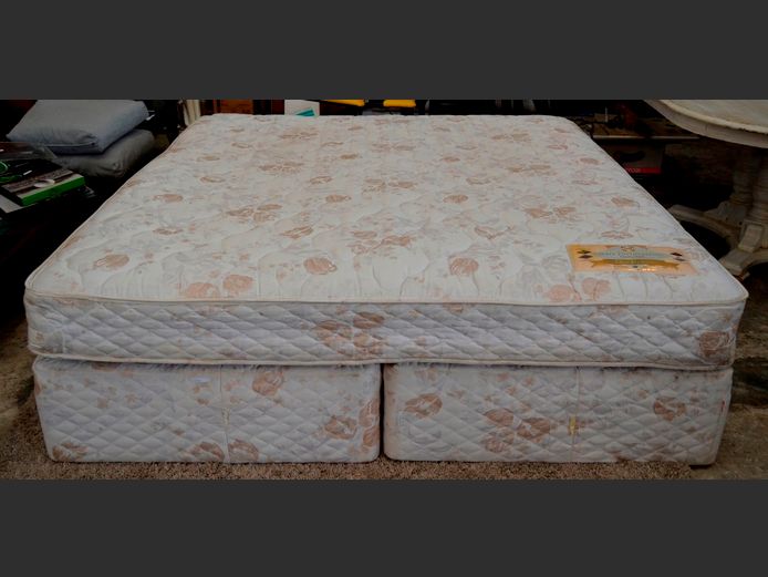 SEALY POSTUREPAEDIC KING SIZE BED SET: MATTRESS ON TWIN BASES