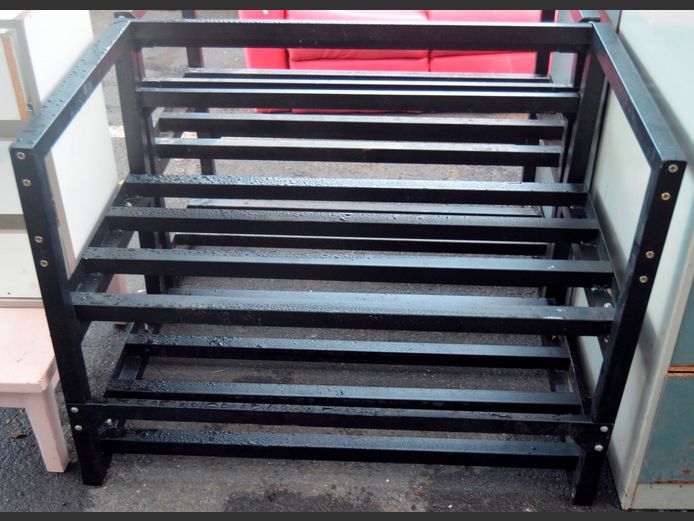 LOT: 2 x BLACK METAL 2-SEATER BENCH FRAMES, 107 x 62cm