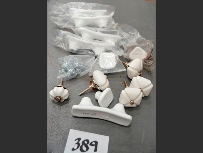 LOT: WHITE PORCELAIN KNOBS