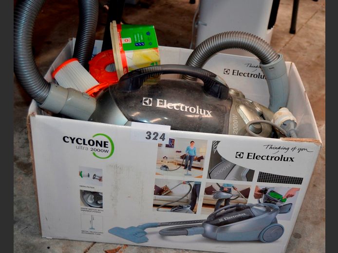 ELECTROLUX CYCLONE ULTRA 2000W VACUUM CLEANER [Switches on]