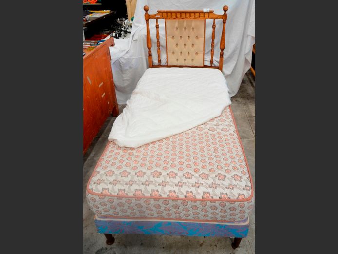 YORK SINGLE MATTRESS ON BASE WITH CANADIAN OAK BUTTON BACK HEADBOARD [9,10]