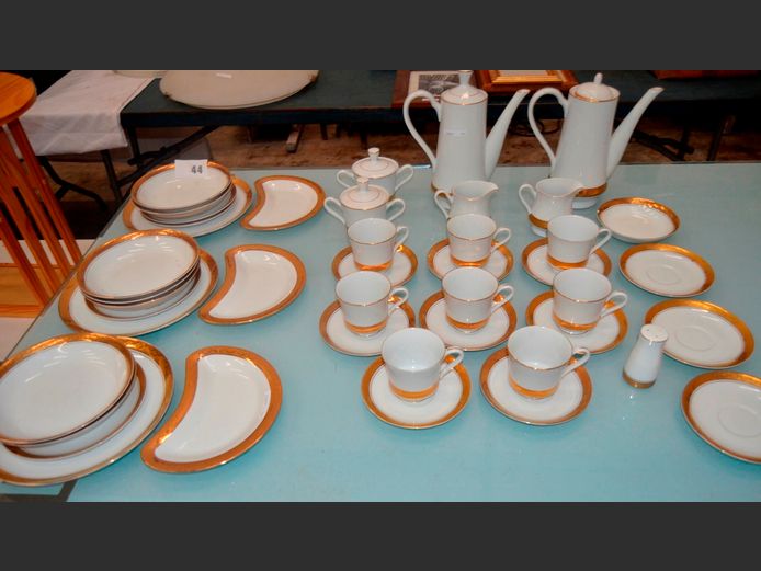 PRESIDENTIAL COLLECTION 46-PIECE PART DINNER SERVICE [Chips to some pieces]