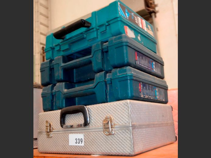 LOT: ALUMINIUM CASE & 3 x PLASTIC TOOLBOXES