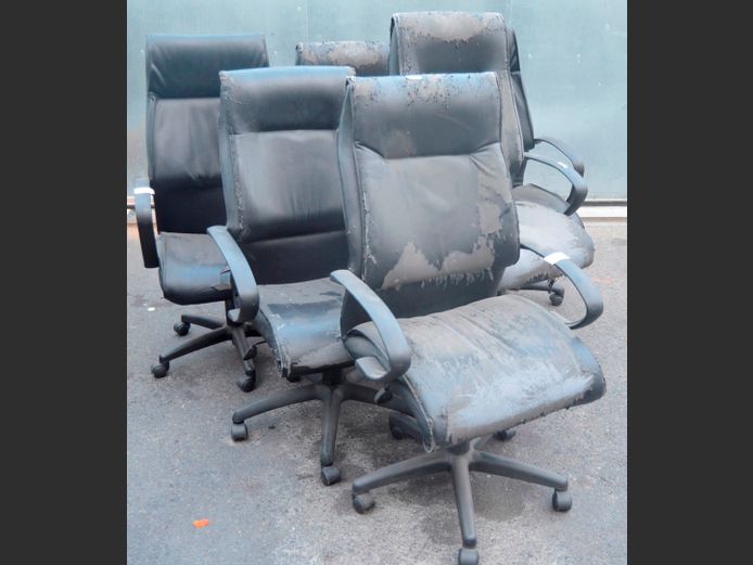 SET OF 6 BLACK LEATHER TOUCH SWIVEL OFFICE CHAIRS [Peeling]