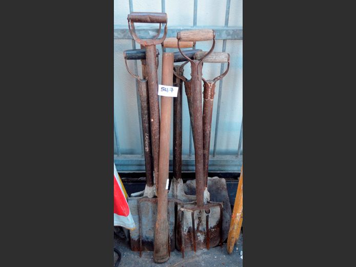 LOT: GARDEN SPADES & FORKS