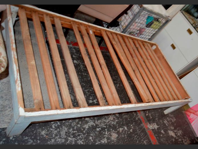 SINGLE DIVAN [No mattress, Damaged] [#: 408913378]