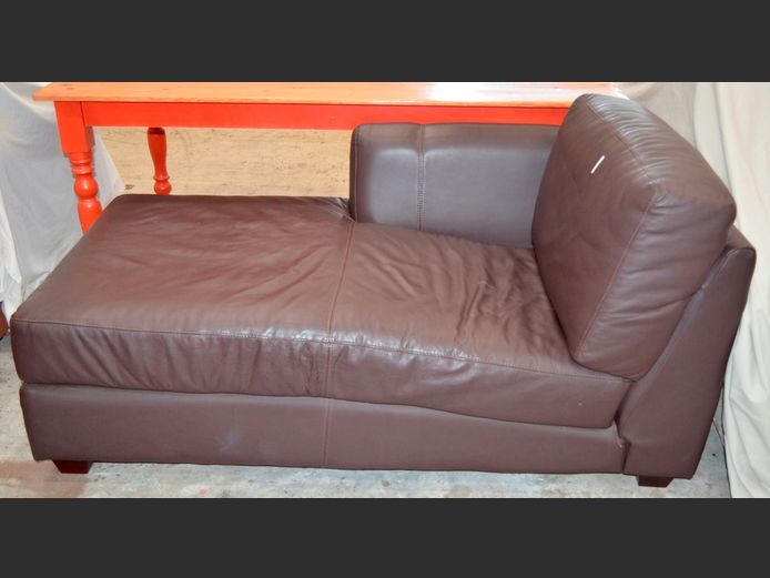BROWN LEATHER CHAISE LONGUE, 160 x 83cm