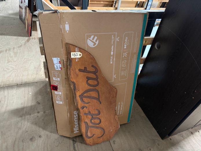 2x Wooden Signs + TV 