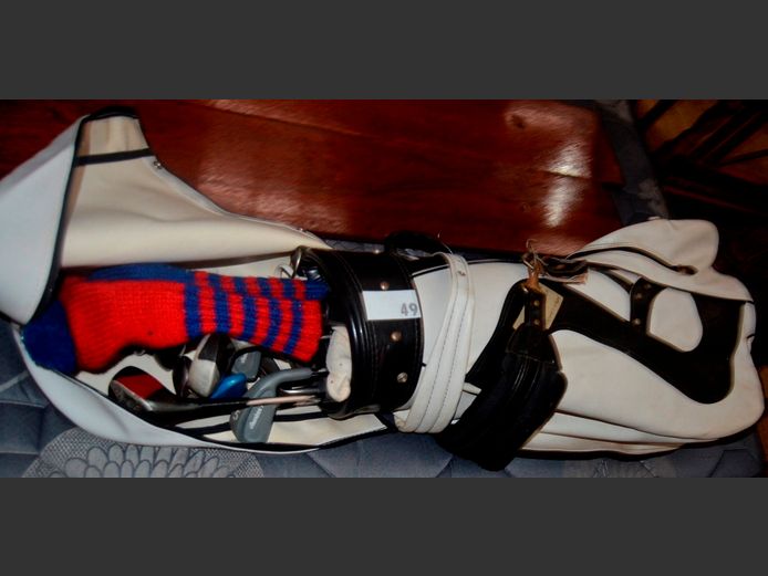 BLACK & WHITE GOLF BAG WITH 15 CLUBS