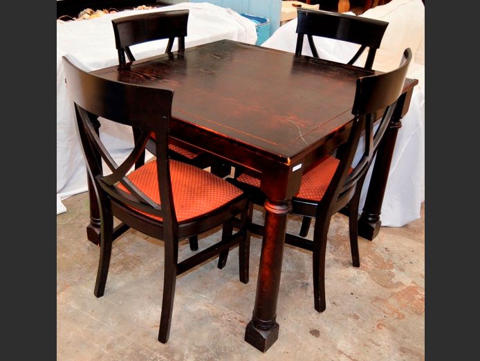 STAINED OAK DINING TABLE WITH 4 MATCHING CHAIRS, 100 x 100 x 75cm [32,42]