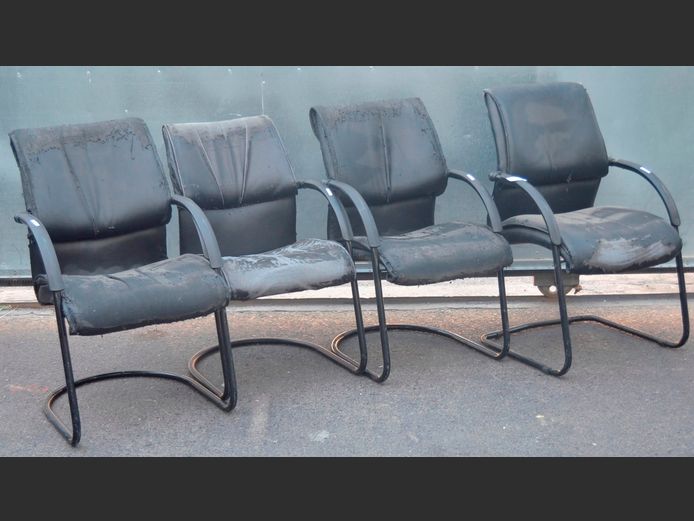 SET OF 4 BLACK SLEIGH BASE VISITOR'S CHAIRS [Peeling]