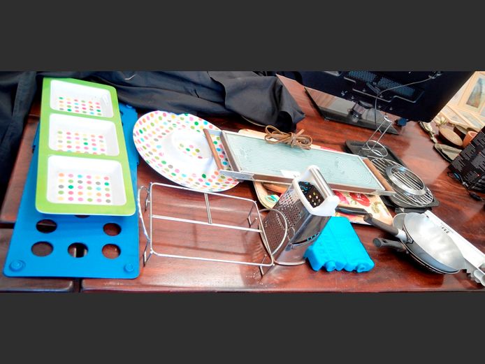 SALTON MINI HOTTRAY [Switches on, Untested further], SNACK PLATTERS, TRAYS, GRATER, etc