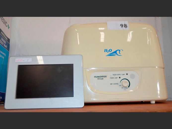 HUMIDIFIER & A SAMSUNG DIGITAL PHOTO FRAME [Switch on, untested further] [11,22]