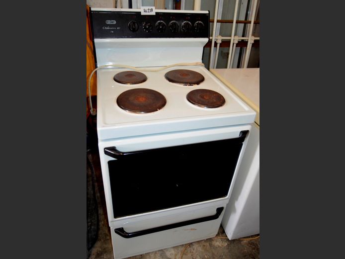 DEFY KITCHENAIRE 621 4-PLATE STOVE [Switches on, untested further]
