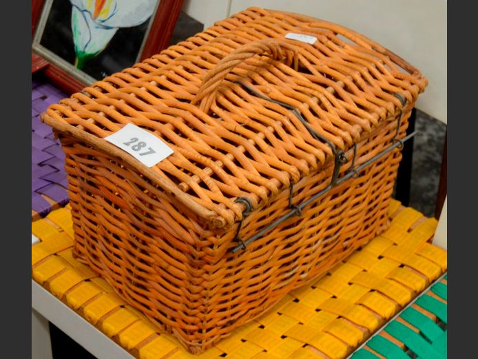 SMALL WICKER PICNIC BASKET, 39 x 29 x 23cm