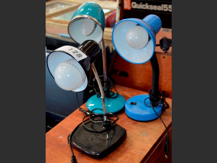 LOT: 3 x ADJUSTABLE DESK LAMPS