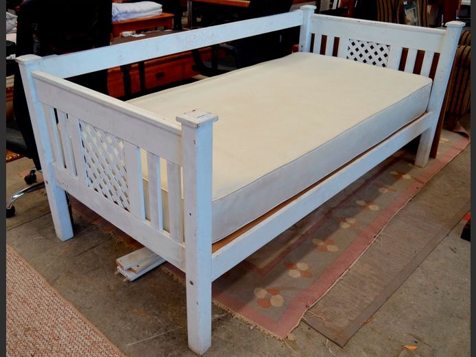 WHITE PAINTED DAYBED WITH MATTRESS [Needs some attention]