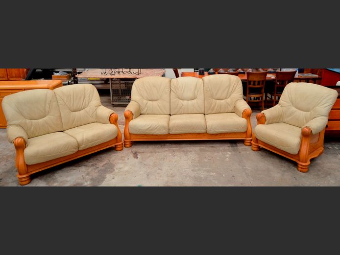 GRAFTON EVEREST OAK & BEIGE LEATHER 3-PIECE, 6-SEATER LOUNGE SUITE [Leather needs a polish & clean, minor cat scratches]