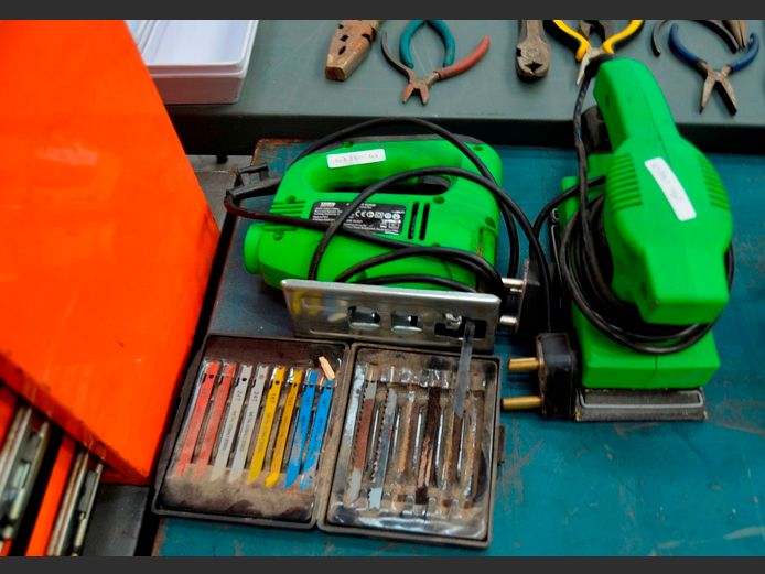 SCHULTZ JIGSAW & SANDER WITH BLADES [Jigsaw Switches on, Sander Faulty]