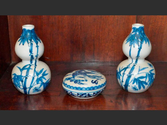 PAIR CHINESE BLUE & WHITE BUD VASES, 9.5cm High & A MINIATURE TRINKET BOX, 6cm Diameter