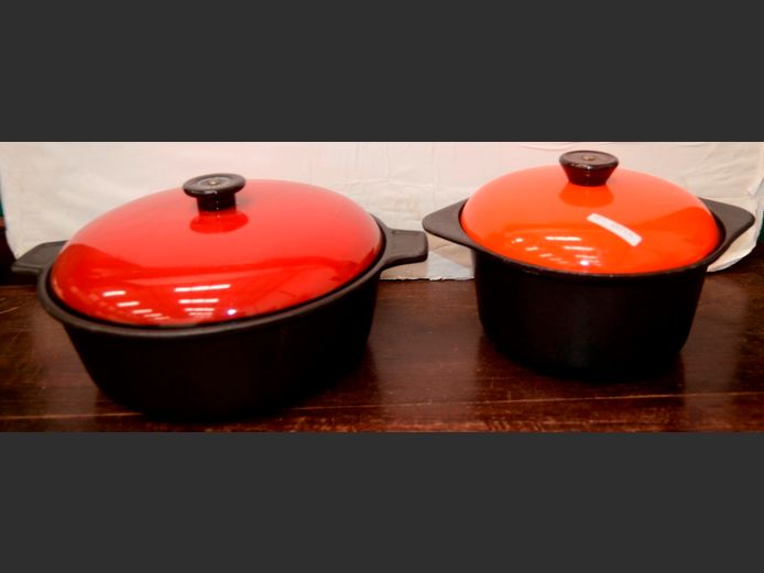 LOT: 2 x CAST IRON POTS WITH LIDS, 32cm Diameter x 11cm High & 25cm Diameter x 12cm High