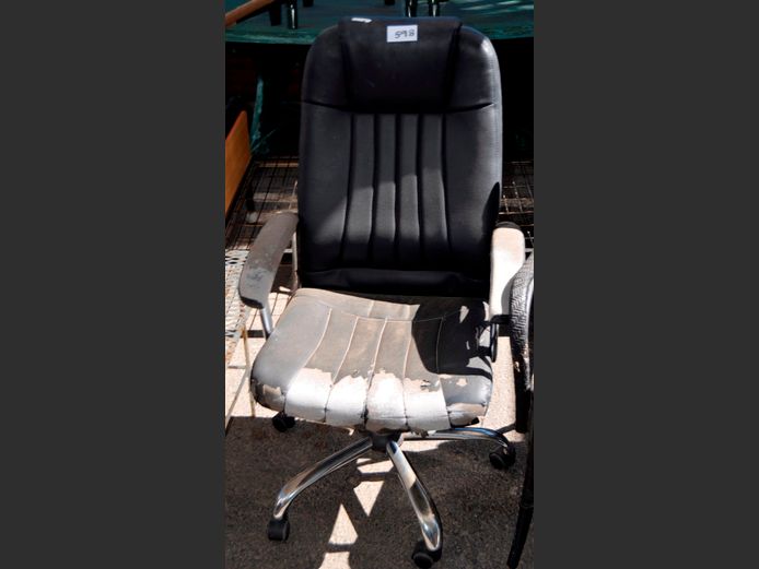BLACK LEATHER TOUCH SWIVEL OFFICE CHAIR [Peeling]